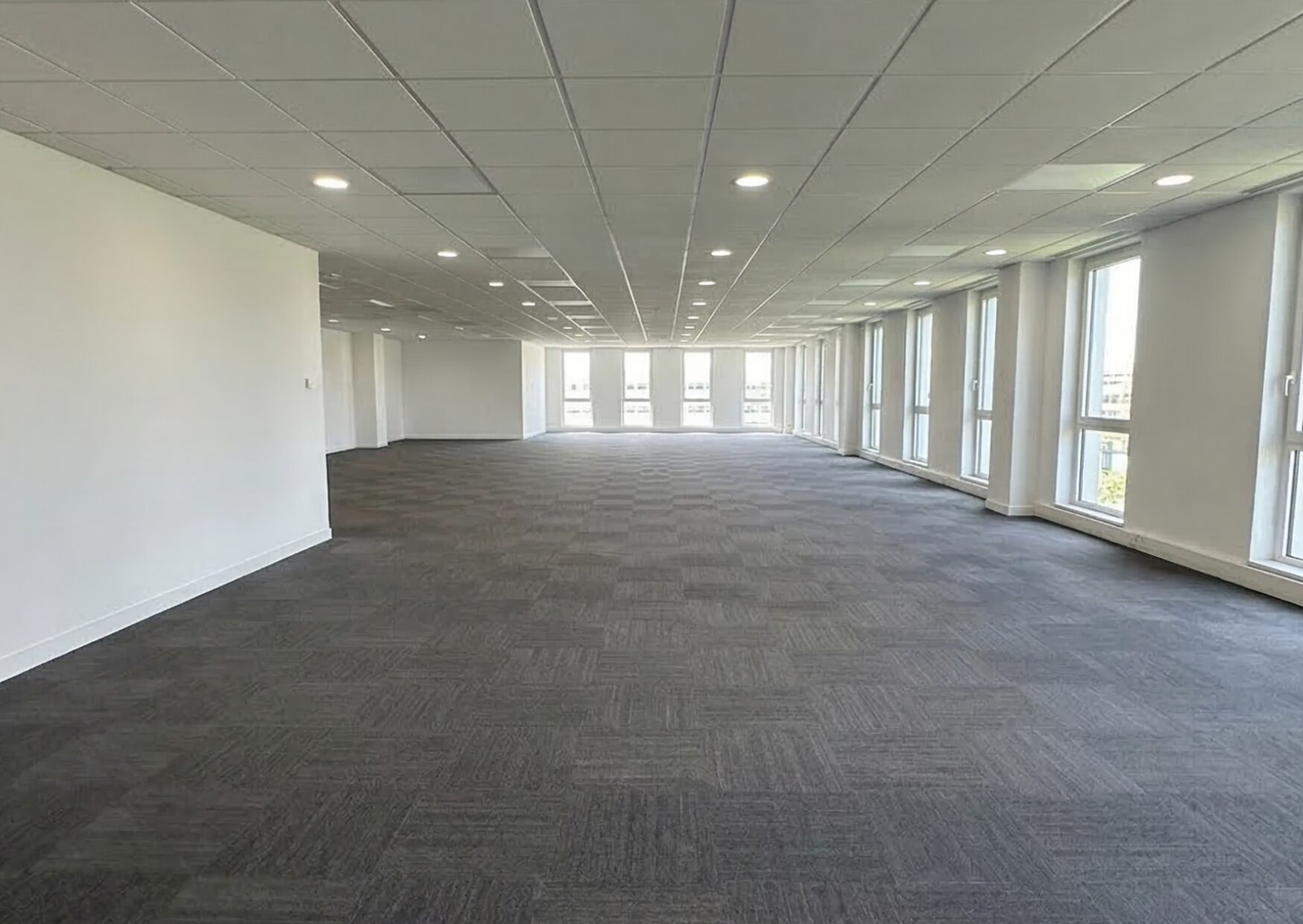 Plateau vide à aménager en salle de réunion pour Qualitair & Sea à Lyon