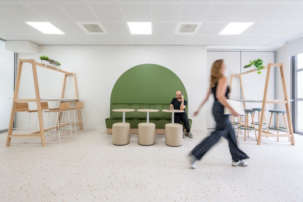 Aménagement de bureau moderne conforme au décret tertiaire avec éclairage LED et lumière naturelle